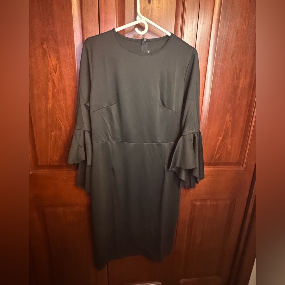 Chic Black Long Sleeve Dress with Flared Cuffs